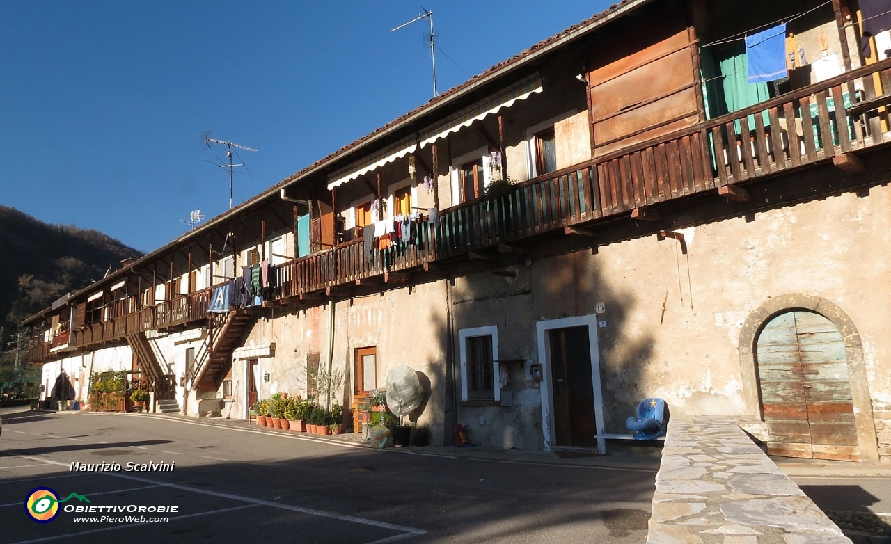 20 La caratteristica cascina a fianco della strada che sale all'agriturismo Belvedere....JPG